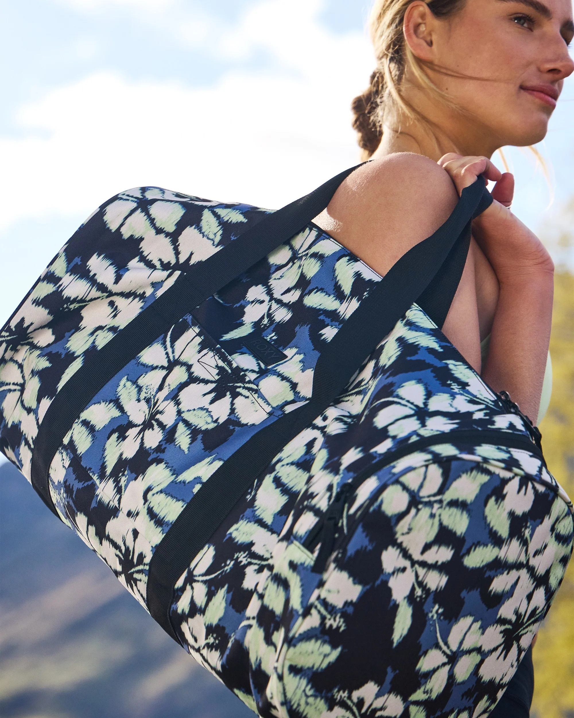 Womens Warm Notes Medium Duffle Bag - Image 5